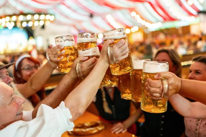 Thưởng thức bia tại lễ hội bia Oktoberfest Hồ Tràm 2026