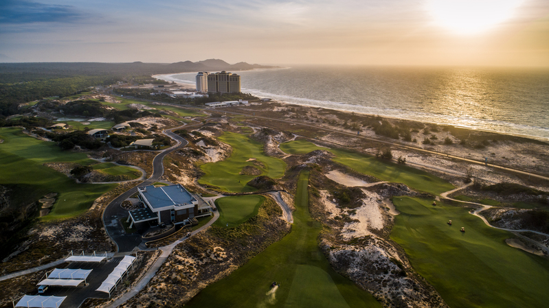 Sân golf The Bluffs được thiết kế bởi huyền thoại Greg Norman the-grand-casino-Ho-Tram