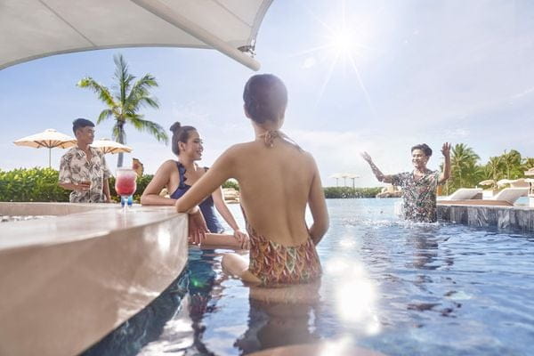Hồ bơi vô cực hướng biển resort Hồ Tràm