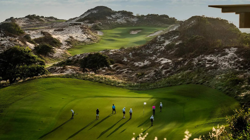 Nhóm du khách tham gia golf Hồ Tràm kết hợp nghỉ dưỡng đội nhóm