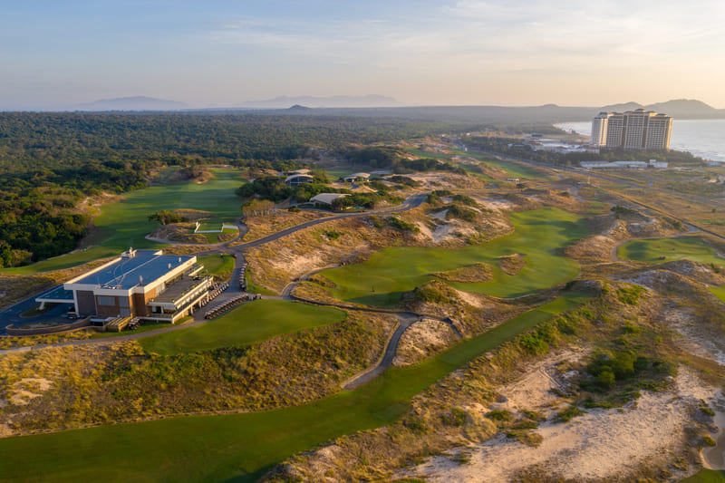 The Bluffs Grand Ho Tram features dramatic natural sand dunes. san-golf-ho-tram
