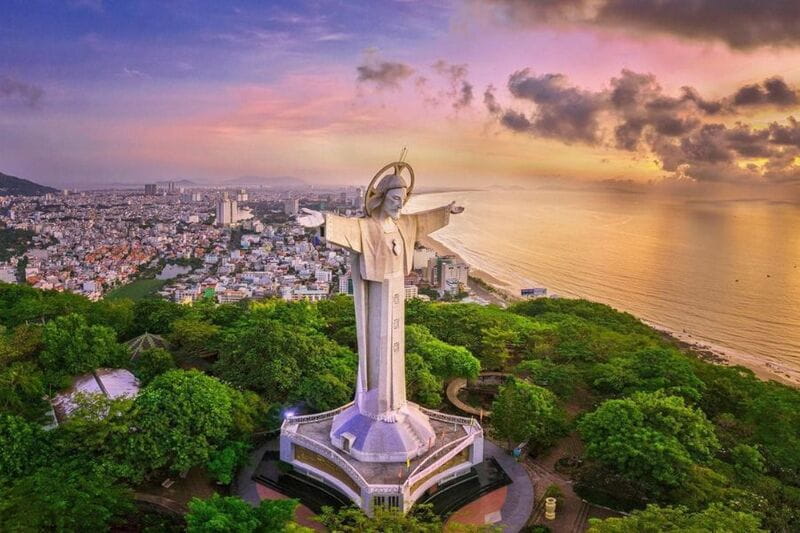 The Christ the King Statue on Small Mountain combines sightseeing with panoramic views and sea photography. Christ the King Statue Vung Tau