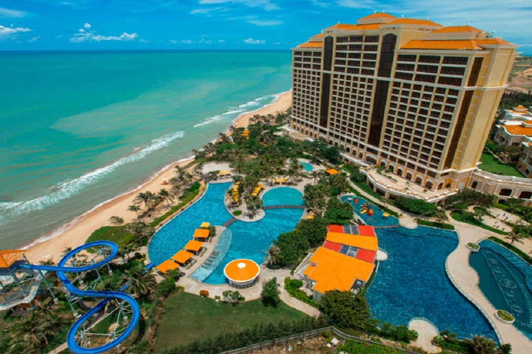 Đường trượt nước (Water Slide) Sân chơi Pickleball tại The Grand Hồ Tràm